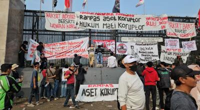 Aksi Massa Senayan Desak Pengesahan RUU Perampasan Aset Korupsi
