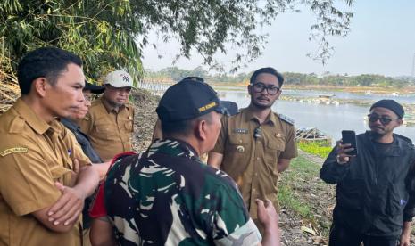 Anak Sekolah Seberangi Waduk Saguling dengan Rakit, Bupati Bandung Barat Tinjau Solusi di Cililin